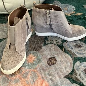 Linea Paolo Wedge Bootie Size 6 Grey